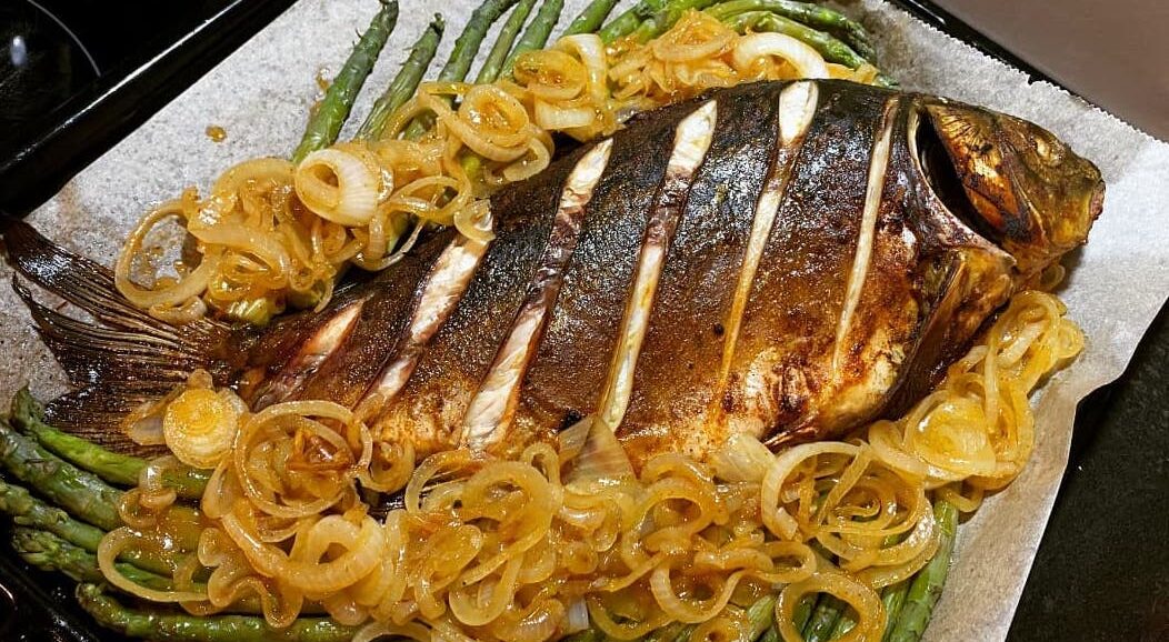 Sült ponty a tepsiben a sütés után