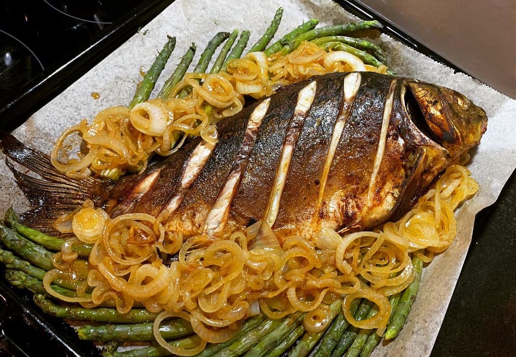 Sült ponty a tepsiben a sütés után