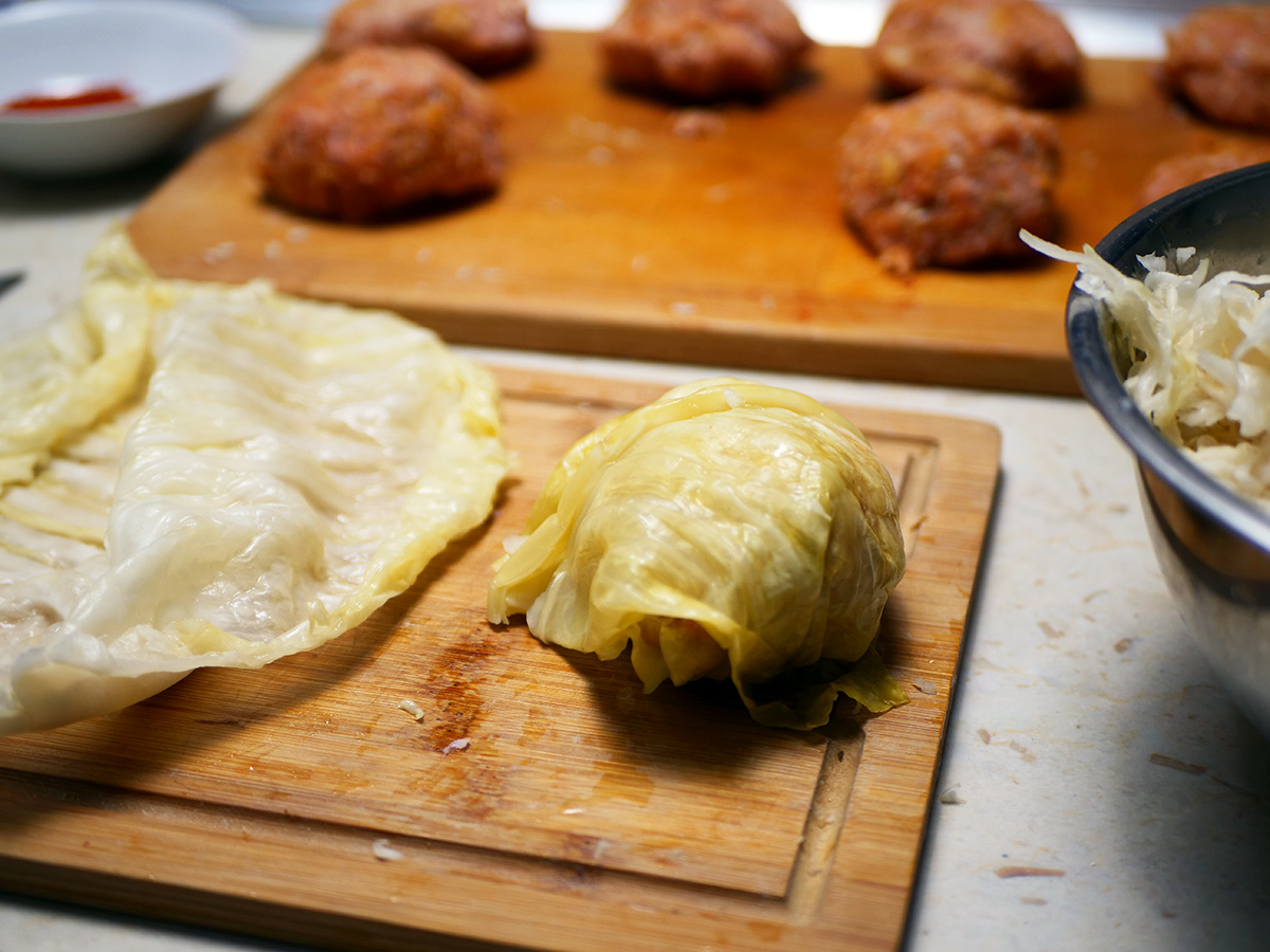 Készülnek a töltött káposzta gombócai